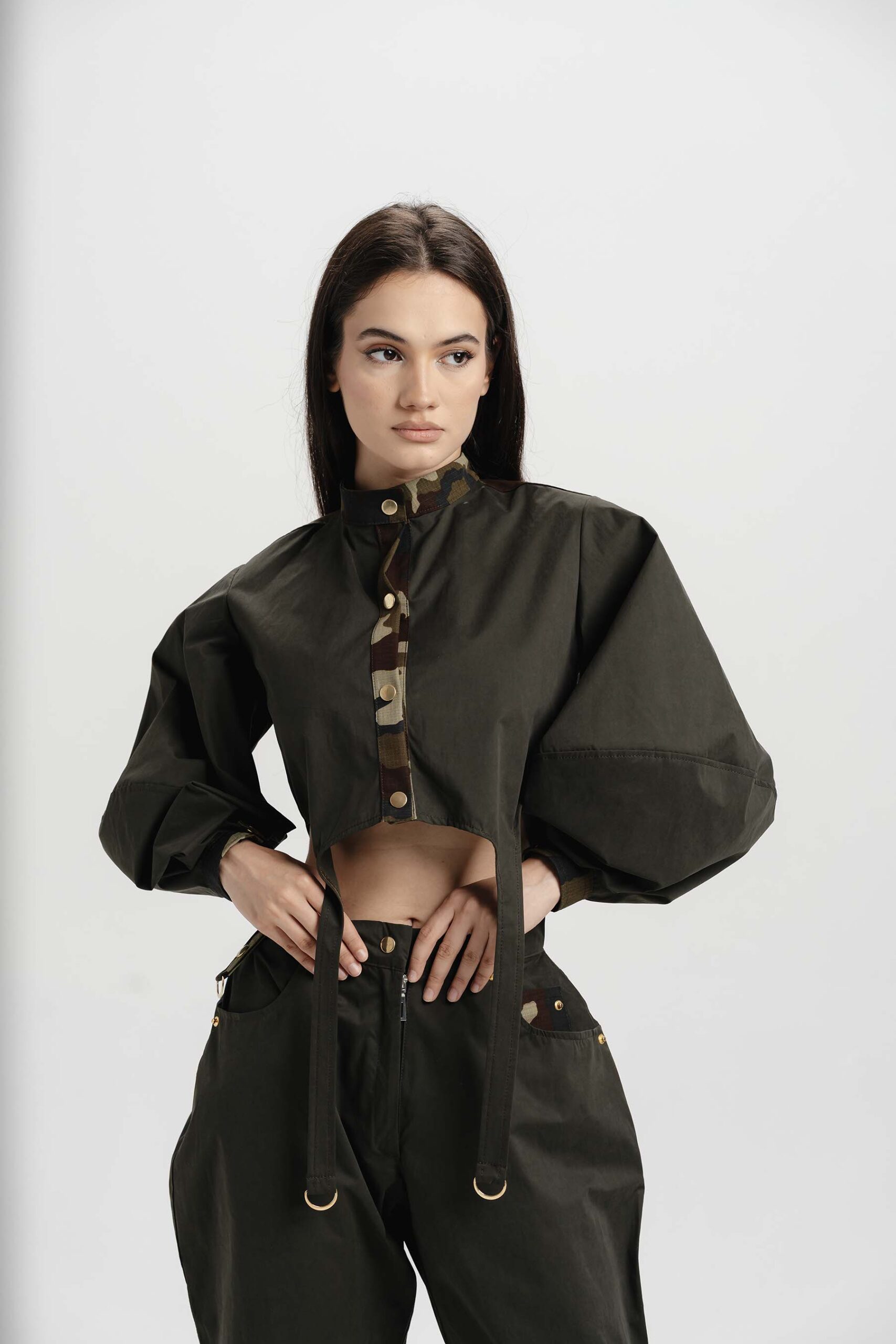 Pantaloni barrel cu talie înaltă structurala si accente camouflage